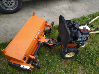 motorový zametací stroj. smeták, koště. Holder M3000 - 3