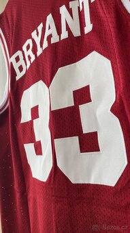 Dres Kobe Bryant ze střední. - 3