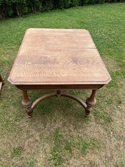 Masivní starožitný dřevěný rozkládací stůl s židlemi - 3