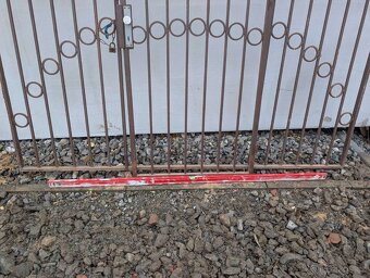 MASIVNÍ KOVOVÁ BRÁNA S OBLOUKEM - 3