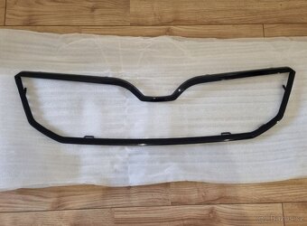 PREDNI MASKA OCTAVIA 3 / 3FL / 4 RAMECEK GRILU MASKY CERNY - 3