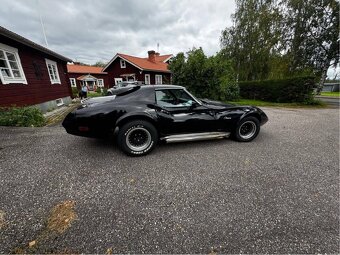 Chevrolet Corvette Stingray z roku 1974 - 3