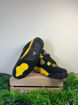 Air Jordan 4 Retro "Thunder" - 3
