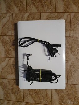 Starý notebook funkční, ale se závadami víc popis - 3
