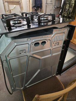 Vestavná elektrická trouba Whirlpool. - 3