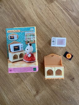 Sylvanian Families Patrový dům s červenou střechou + přísluš - 3