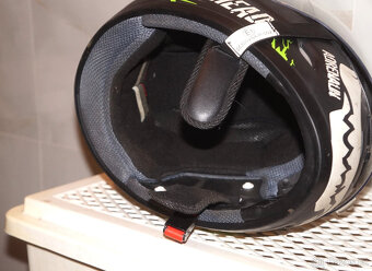 Helma na motorku M motocyklová přilba 57-58cm, chybí lícnice - 3