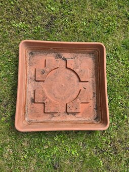 Prodám dva plastové květináče 40x47x47cm. - 3