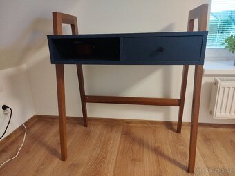 Designový kosmetický stolek - 3