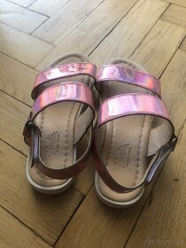 Růžové dívčí lesklé sandálky Barbie (32) - 3