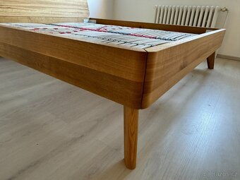 Designová manželská postel z masivu - 3