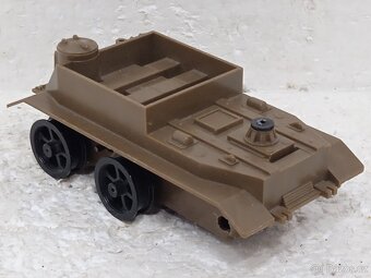 Retro obrněný transportér na klíček IGRA - 3