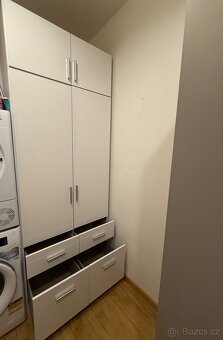 Moderní bílá šatní skříň s nástavcem - 3