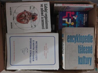 11 krabic knih - 3