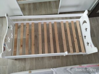 Bílá dětská postel se zábranou a roštem - 3