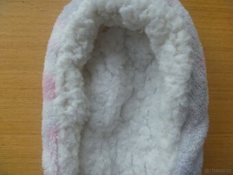 šedé plyšové bačkory se srdíčky vel. 30 - 3