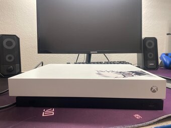 XBOX ONE X (1TB) - 3