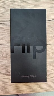 Samsung Galaxy Z Flip4 128GB Graphite + kryty zdarma - 3