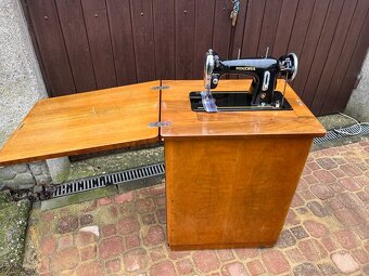 Prodám funkční zachovaly šicí stroj Minerva - 3