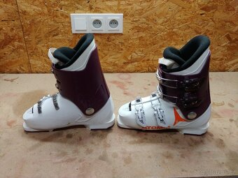 Dětské lyžáky a lyžařské hole. - 3