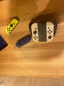 Nintendo switch OLED + hry a joy sticky na víc - 3