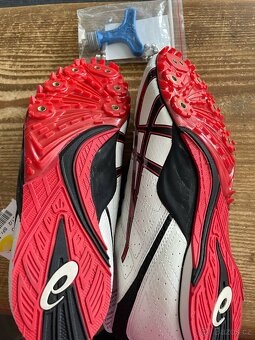 atletické tretry Asics 42 1/2 nové s hrotama - 3