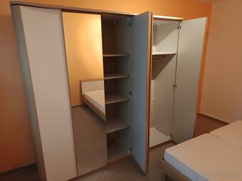Šatní skříň šířka 225cm s osvětlením a zrcadlem - 3