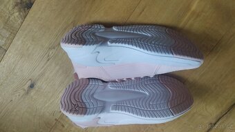 Nové dámské boty Puma, kabát a šaty - 3