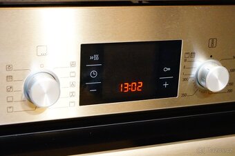 Bosch nerezová vestavná trouba HBA73B550 - 3