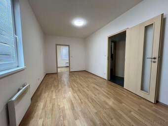 Pronájem bytu 2+kk s balkonem - 3