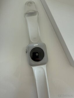 Apple Watch SE (2022), 44 mm - stříbrné - 3