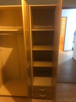 Šatní skříň + kolečková židle - 3