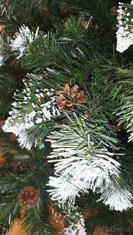 Umělý vánoční stromek s šiškami a sněhem, 220 cm. - 3