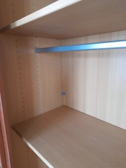 Šatní skříň se zrcadlem a posuvnými dveřmi - 3
