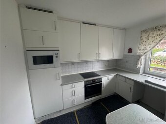 Světlá kuchyně se spotřebiči BIANCA - 3