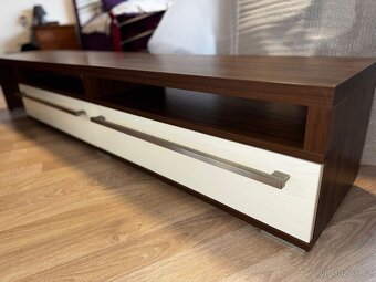 Moc pěkná komoda pod TV - 3