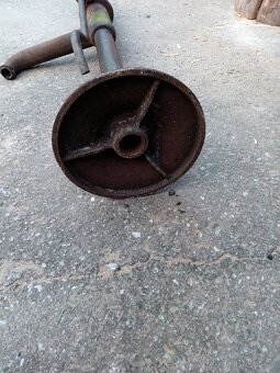 Litinová ruční pumpa - 3