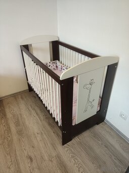 Postýlka a komoda s přebalovacím pultem + jídelní židlička. - 3