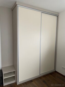Šatní skříně a komoda - 3