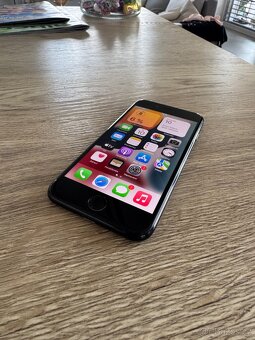Apple iPhone 7 128GB Jet Black, krásný stav - 3