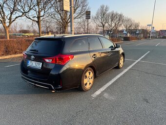 Toyota Auris hybrid - 3