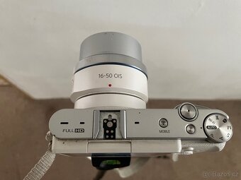 Digitální fotoaparát Samsung NX3000 spolu se stativem - 3