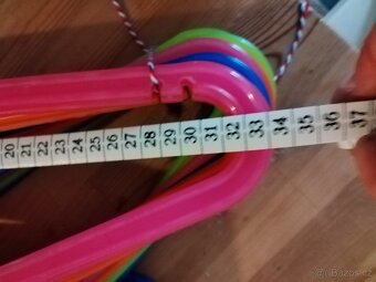 nové ramínka 16 ks, barevné 34 cm - 3