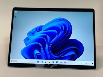 Microsoft Surface Pro 9 i7 / 16 GB / 256+ GB SSD - 3