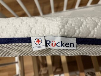 Dřevěná dětská postýlka s kolečky a matrací - 3