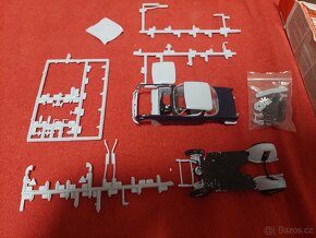 Téměř složený model auta. - 3