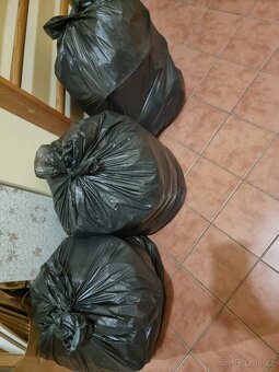 11 pytlů s dámským oblečením (5x60l pytle, 6x 120l pytle) - 3