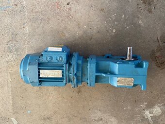 Elektromotor s převodovkou - 3