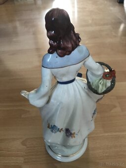 Porcelánová soška dámy s košíkem - 3