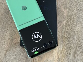 Motorola Razr 60, zelená, 8/256 GB, TOP stav - 3